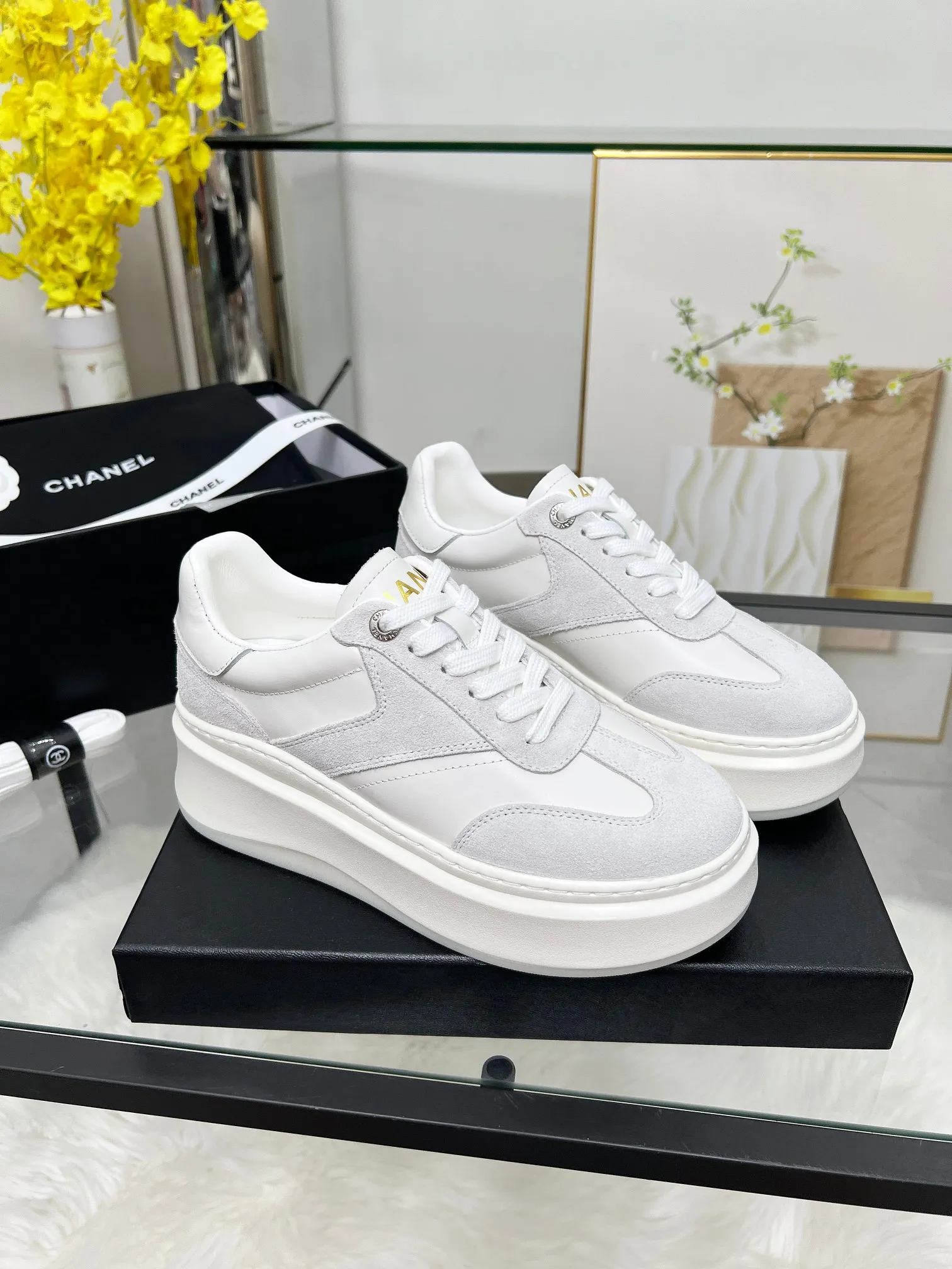 👟👟Ex-factory price 480👟👟 CHANEL 25C spring and summer new sports shoes official website is available at the same time ❤️ Counter out-of-stock kings. Major bloggers are recommending new styles on social days. This season’s new styles are simply eye-catching and look great on the feet. The casual casual sports style is refreshing and natural, interpreting Chanel’s fashionable femininity. The overall customization makes all sports models on the market at that time obsolete. This series is now available for sale! The upper is made of custom imported pebbled calf leather ➕ custom frosted calf leather. The lining is made of original one-to-one professionally customized mesh. Hardware accessories. Original full set of molds (not common in the market). Original custom molded TPU combination outsole. Height 4 cm. Women's size 35-39.
